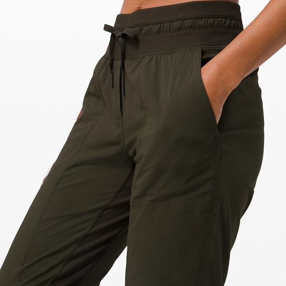 BNWT Lululemon Dance Studio Crop 25" - Picture 9 of 10